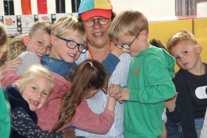 De kinderen van kleuterafdeling De Knuffel namen  met...een dikke knuffel afscheid van juf Martine Lievens.
