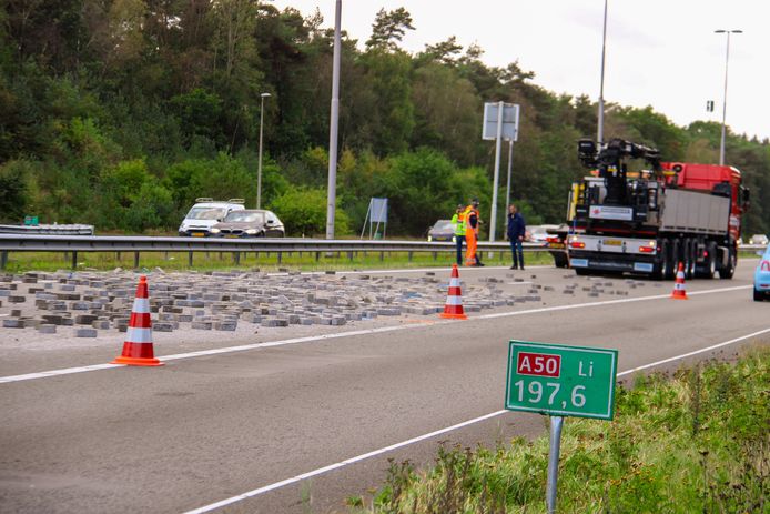 Hoe de lading bakstenen van de vrachtwagen was gevallen, is nog niet bekend.