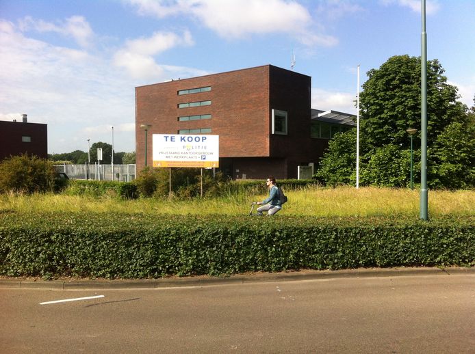 Het oude politiebureau in Kaatsheuvel, toen het nog te koop stond. Inmiddels heeft het gebouw een andere functie.