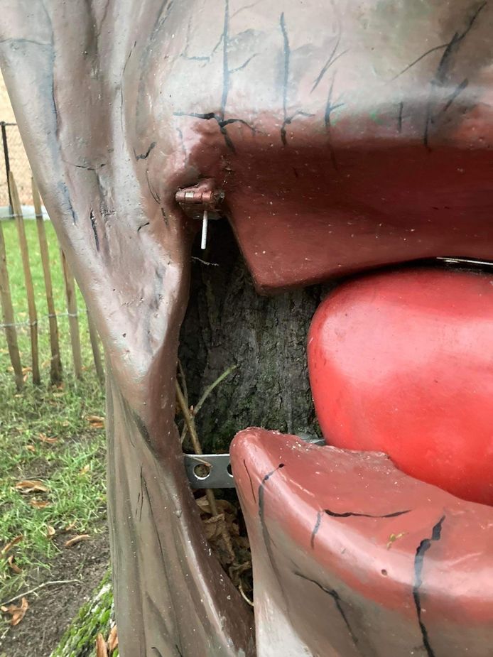 Vandalen hebben opnieuw lelijk huis gehouden op Putse speeltuintjes. Dit keer moesten Toon de Tuttenboom en de Warme William-bank eraan geloven.