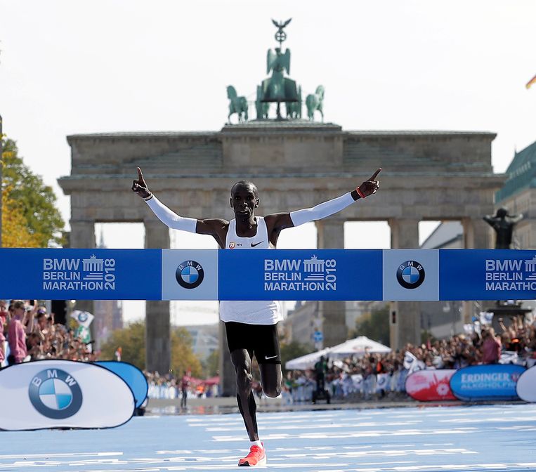 Eliud Kipchoge komt over de finish in Berlijn in een wereldrecordtijd. Beeld AP