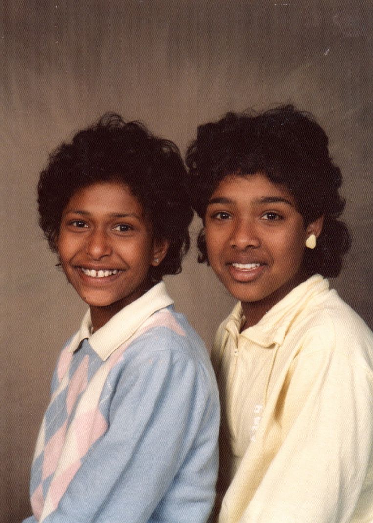 Schoolfoto van de zussen Sufia en Rachel Verbaan, tweede helft jaren tachtig. Beeld Privé-archief
