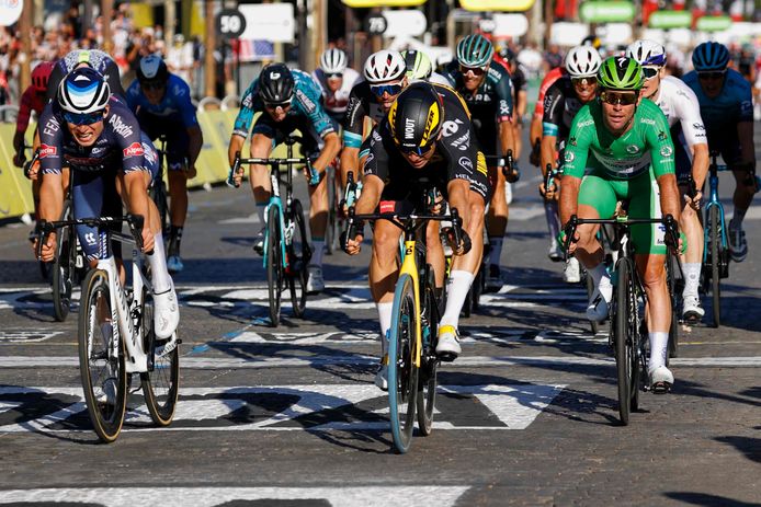 Wout van Aert duwt zijn wiel als eerste over de finish.