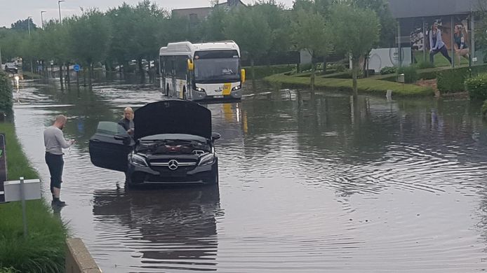 Een bestuurder mispakte zich en reed zijn auto stuk in het water.