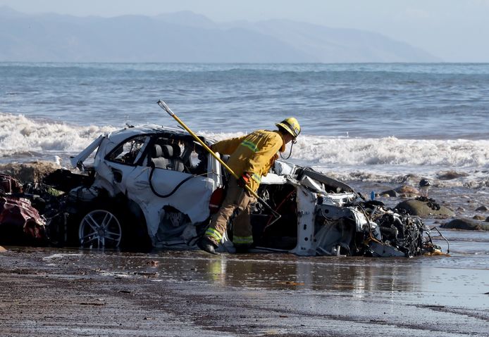 Een auto is de zee in gesleurd.