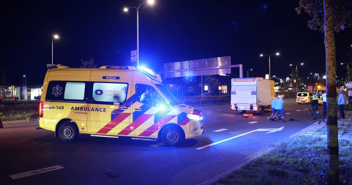 Ernstig ongeval op Ceintuurbaan in Zwolle; gewonde voetganger door aanrijding met vrachtwagen.