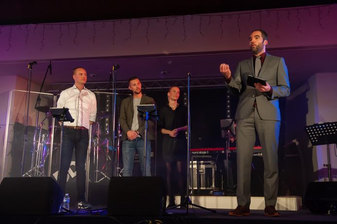 De Top 2000 kerkdienst in Woerden met dominee Joost Schelling en coverband De Buren.