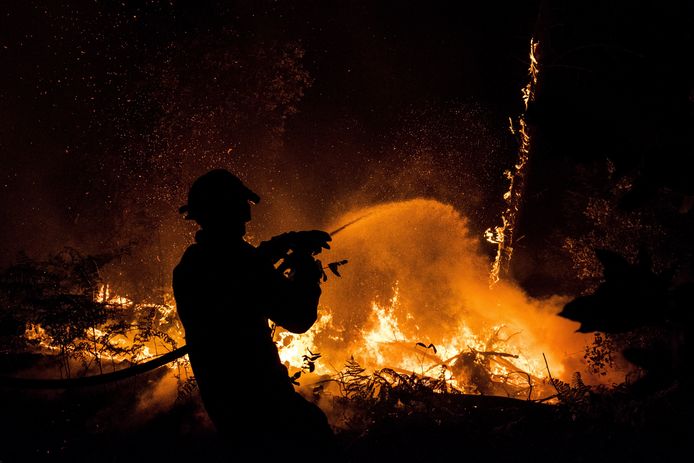 Archieffoto van een Portugese brandweerman in actie.