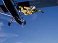 Parachutist botst met vliegtuig waaruit hij net gesprongen was: veertiger op slag dood