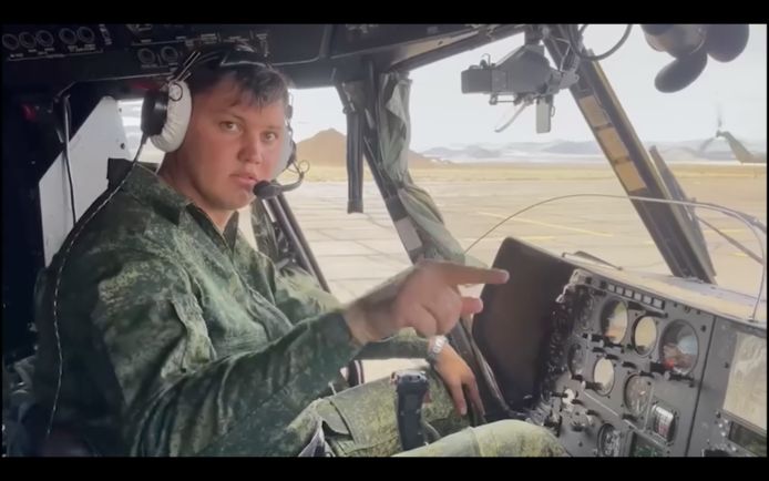Отрывок из видео украинской военной разведки о дезертировавшем российском вертолетчике Максиме Кузьминове 9 августа 2023 года.