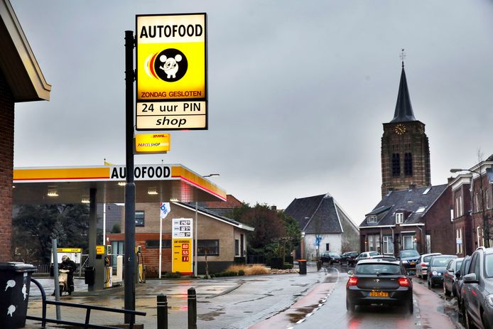 De Voorstraat en Sluis liggen in elkaars verlengde en vormen een dijklint aan de Lek, dat deels binnen en buiten de bebouwde kom van Groot-Ammers ligt. Uit cijfers blijkt dat op de straten dagelijks circa 5400 motorvoertuigen, 700 bromfietsen en 200 vrachtwagens passeren.