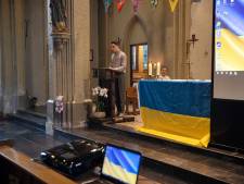 Verhalen over de oorlog en tranen bij kerkdienst voor Oekraïners in Westerhoven: ‘Het was fijn om samen te bidden’