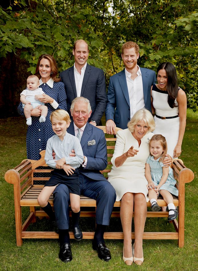 De Britse Prins Charles, prins van Wales, poseert voor een officieel portret om zijn 70ste verjaardag te vieren. Hij staat op de foto met Camilla, Prins William, Catherine,  Prins George, Prinses Charlotte, Prins Louis, Prins Harry en Meghan.