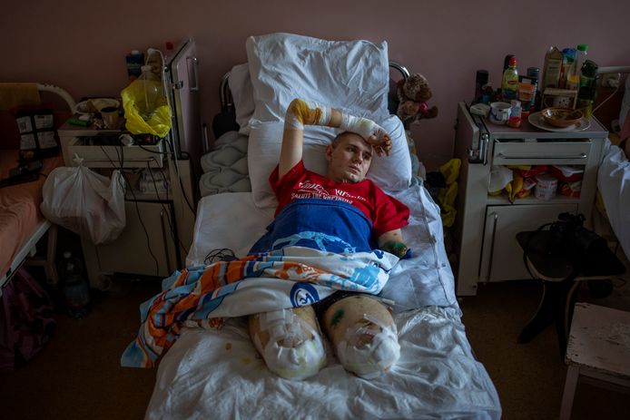 Anton Gladun, 22 ans, dans un hôpital de Cherkasy. Il a perdu ses jambes et un bras, très probablement à cause d’une bombe à fragmentation.