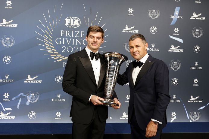 Max Verstappen met de trofee.