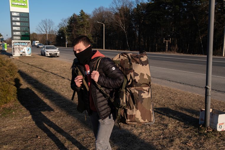 Een Moldavische vrijwilliger wacht op zijn transport naar de basis. Beeld GIULIO PISCITELLI voor de Volkskrant