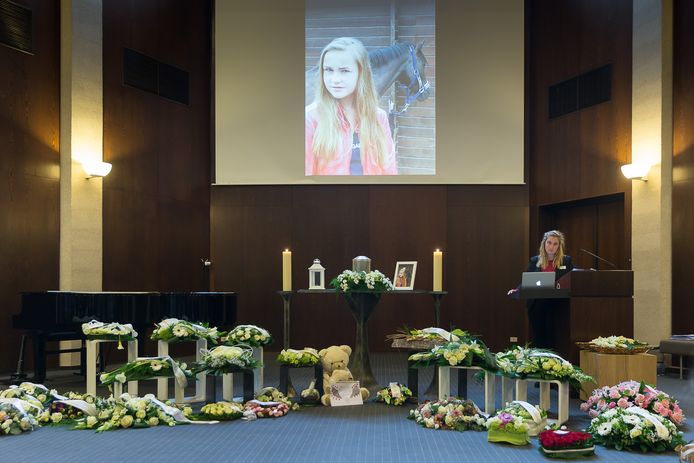 Beeld van de begrafenis van Nikita Everaert (16).