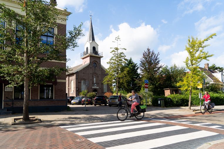 De Dorpsstraat van Landsmeer met links het oude raadhuis waarvan de verkoop definitief werd afgeschoten. Beeld Birgit Bijl