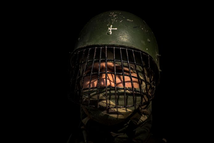 Een Indiase militaire bewaker houdt de wacht in de Oude Stad van Srinagar in Kasjmir. Foto Yawar Nazir
