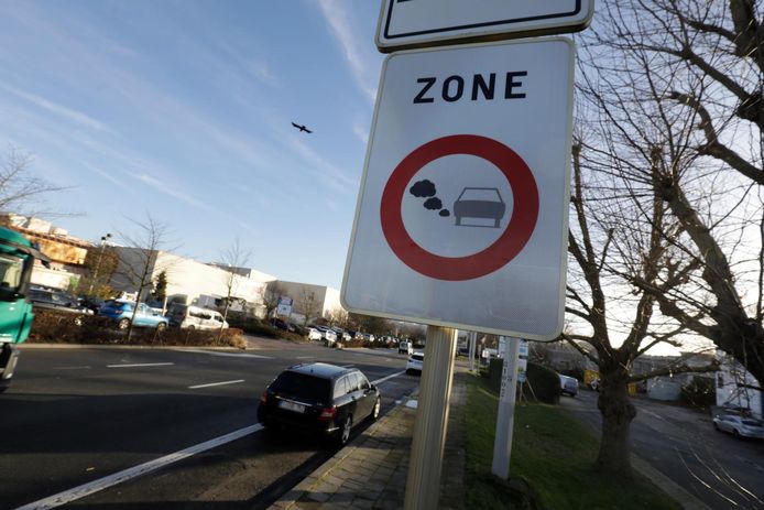 Een bord geeft aan dat voertuigen een lage-emissiezone binnenrijden.