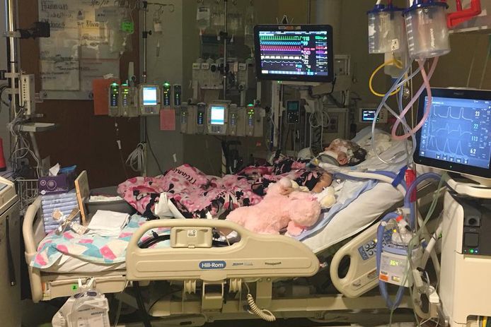 Het kleine meisje vocht nog meer dan een week in het ziekenhuis voor haar leven.