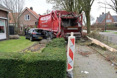Chauffeur vuilniswagen wordt onwel, botst tegen auto en rijdt boom omver: fikse schade in Wijk en Aa