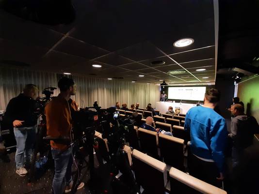 Journalisten wachten op de presentatie van Philip Cocu als trainer van Vitesse. 