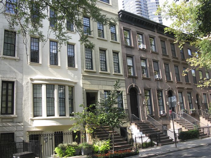 De rijke huisvrouwen wonen in chique New Yorkse villa's als deze.