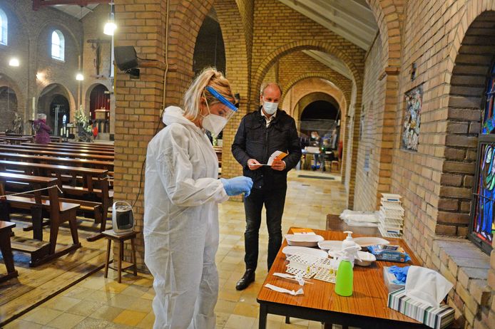 Niet eerder stierven er in een week tijd zoveel Twentenaren na een positieve coronatest als in de afgelopen zeven dagen. Daartegenover staat dat het aantal nieuwe besmettingen in de regio de afgelopen week daalde.