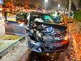 Zowel de zwarte auto van de twee lachgasgebruikers als de Peugeot van de man tegen wie ze aanreden, raakten zwaar beschadigd bij de aanrijding in Waalre.