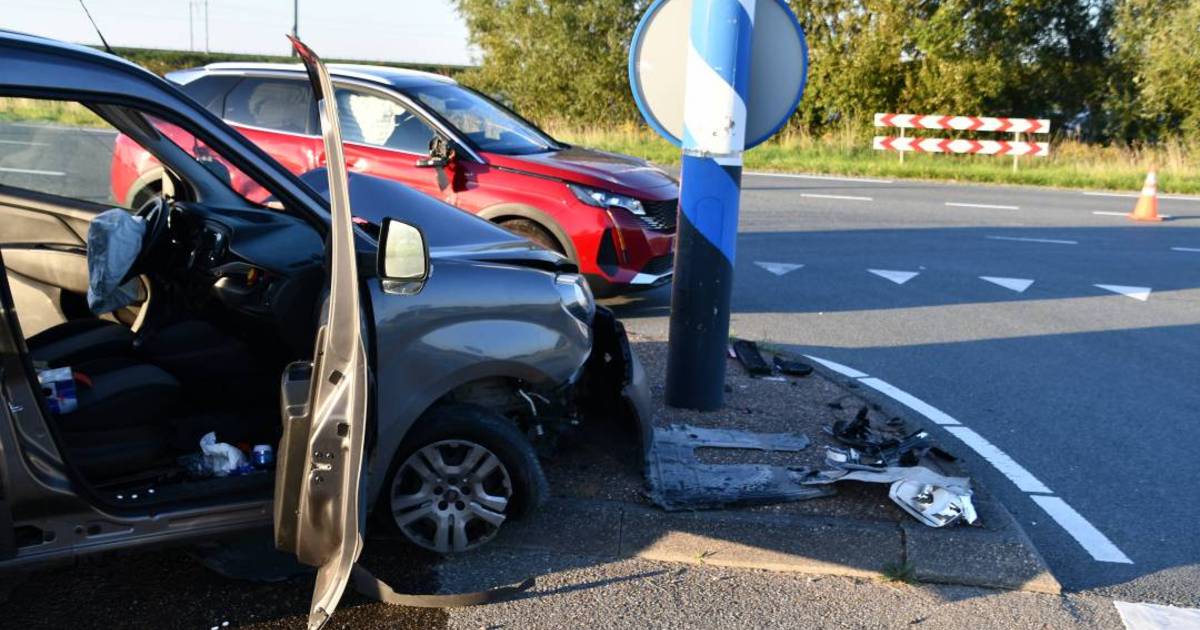 Automobilist knalt na ongeval tegen paal, één bestuurder aangehouden.
