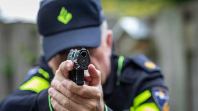 Politie schiet bij aanhouding van ‘gevaarlijke verdachte’ in Zevenaar, ‘grote zak drugs’ aangetroffen
