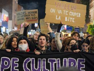 "Verkrachter: we snijden je lul eraf”: met deze protestborden tonen vrouwen in Elsene hoe boos ze zijn na verkrachtingszaak in café