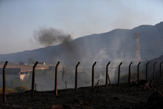 Fumo di un missile lanciato ieri dal Libano nei pressi del villaggio israeliano di Kiryat Shmona.