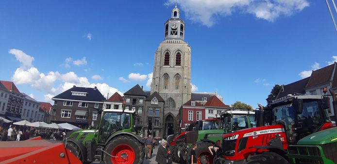 Luid toeterend draaiden twaalf trekkers vanuit de Fortuinstraat de Grote Markt op. Boeren kwamen burgemeester Frank Petter een petitie overhandigen.