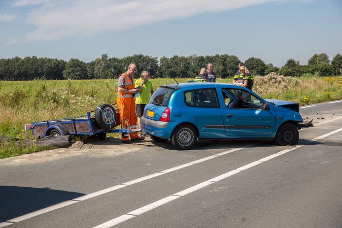 Auto met aanhanger botst tegen vrachtwagen in Oudenbosch.