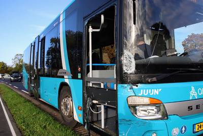 Botsing tussen auto en lijnbus in Wamel, automobilist naar het ziekenhuis
