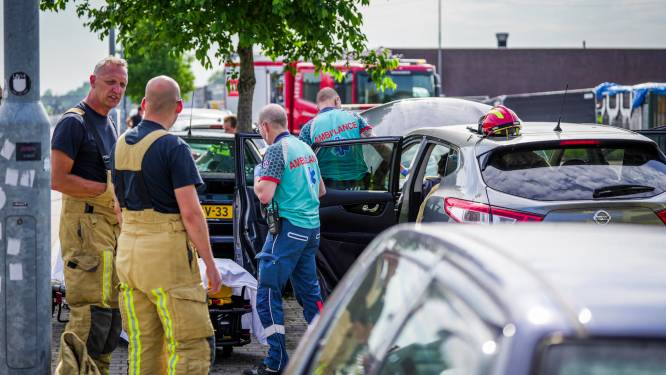 Vrouw raakt gewond bij botsing met geparkeerde auto in Eindhoven