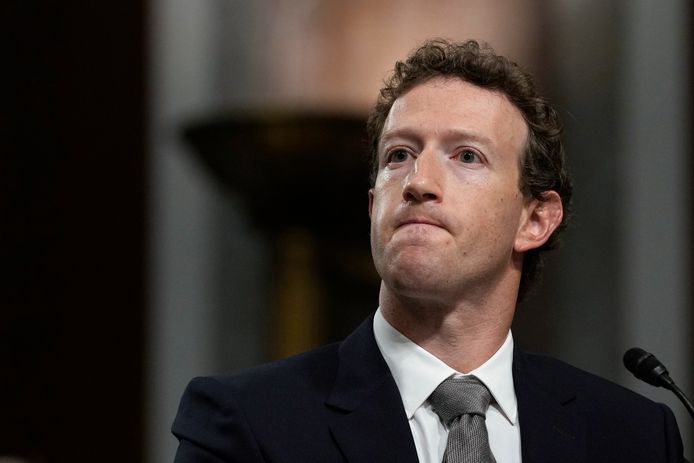 Meta-topman Mark Zuckerberg luistert naar de aantijgingen van de senaatscommissie. (31/01/24)