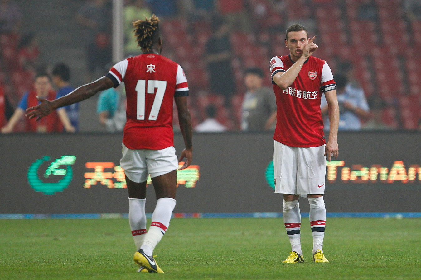 Arsenal zonder Vermaelen op stap | Foto | ed.nl