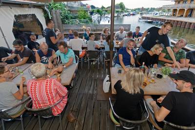 Een glaasje Zwaluws Nat drinken aan de haven bij Hier is 't in Lage Zwaluwe