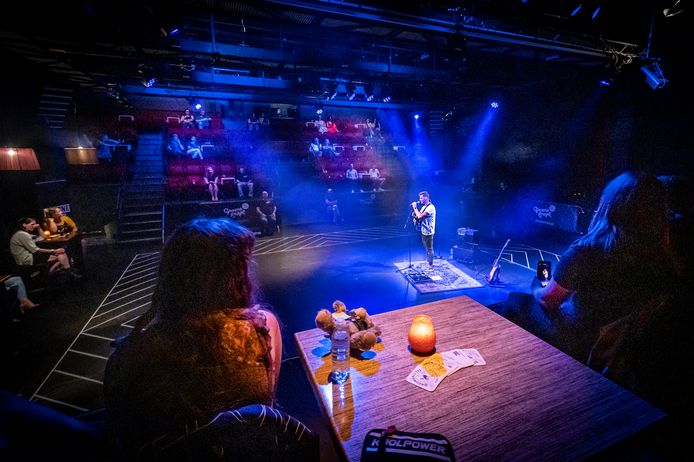 Een optreden in de zaal van de Groene Engel in coronatijd.