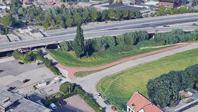 Het transferium waar toeristen hun auto kunnen parkeren voor ze met de shuttlebus naar Kinderdijk gaan, komt onder de oprit van de brug over de Noord in Alblasserdam.
