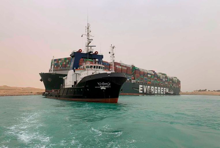 Tien sleepboten moeten schip dat het Suezkanaal blokkeert ...