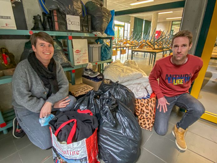 Directeur Willem Van Schuerbeeck van de Tuinbouwschool met personeelslid Eva Emmerechts bij de spullen die dinsdagvoormiddag al werden binnengebracht.