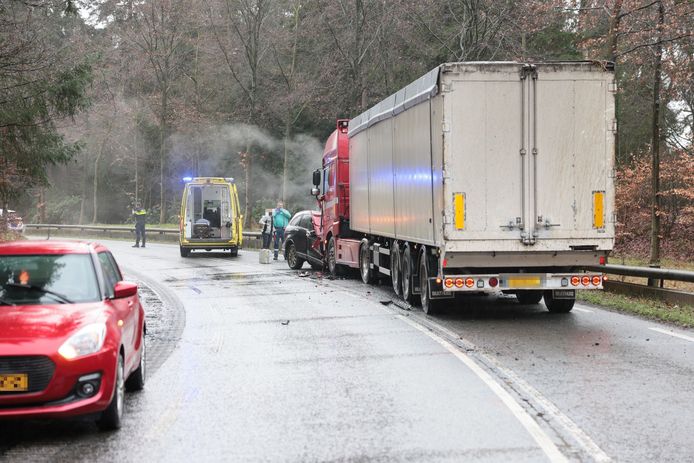 De personenauto kwam op de verkeerde weghelft terecht.