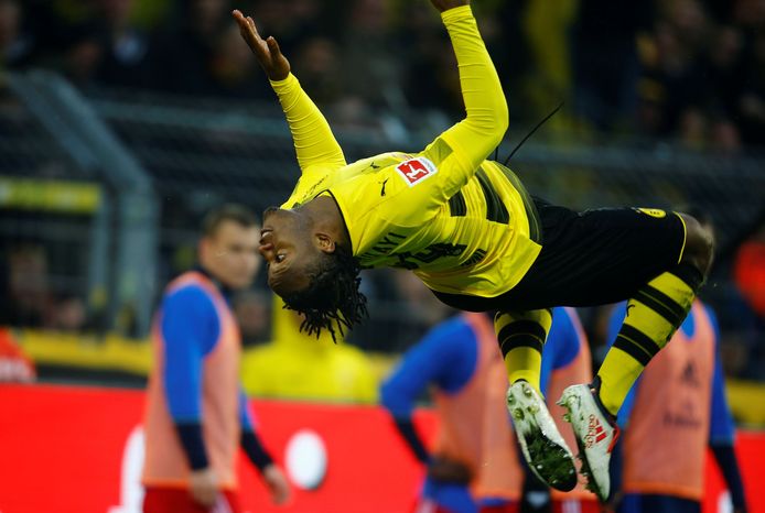 Michy Batshuayi viert de openingsgoal op acrobatische wijze.