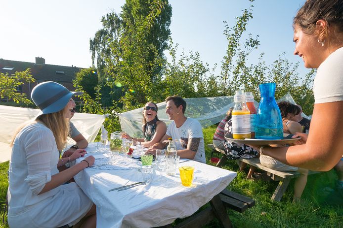 Openluchtdiner in een boomgaard elders in Nederland. Ter illustratie.