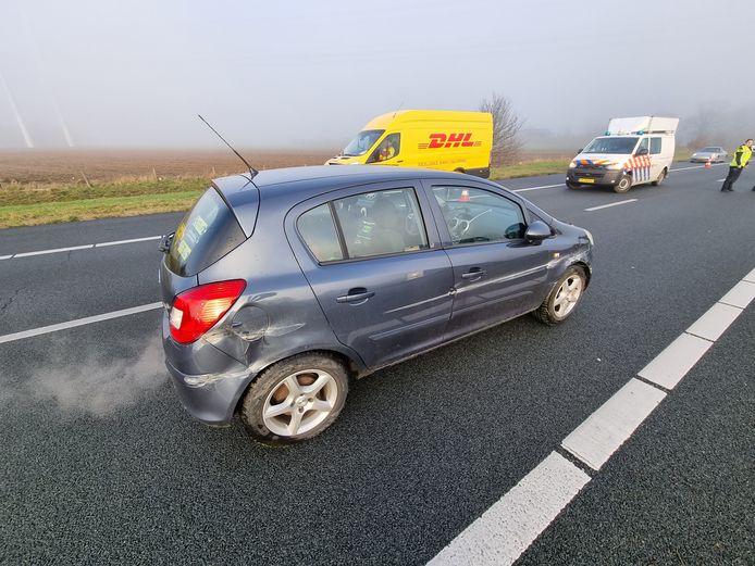 Een bestuurder van een witte bestelbus zou bewust een ongeluk hebben veroorzaakt op de A18 bij Wehl. Een man en zijn zwangere vriendin kwamen met de schrik vrij.
