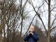 Henk van Woerden van Natuurlijk Waterweg Noord in het roekenbos.